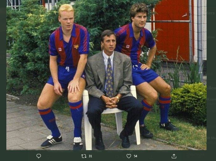 Michael Laudrup (kanan) dan Ronald Koeman saat diperkenalkan sebagai rekrutan anyar Johan Cruyff (tengah) untuk Barcelona pada 1989.