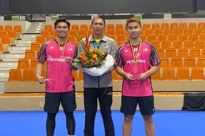 Flandy Limpele (tengah) mendampingi ganda putra Malaysia, Goh Sze Fei/Nur Izzuddin, saat menjuarai German Open 2022, Februari