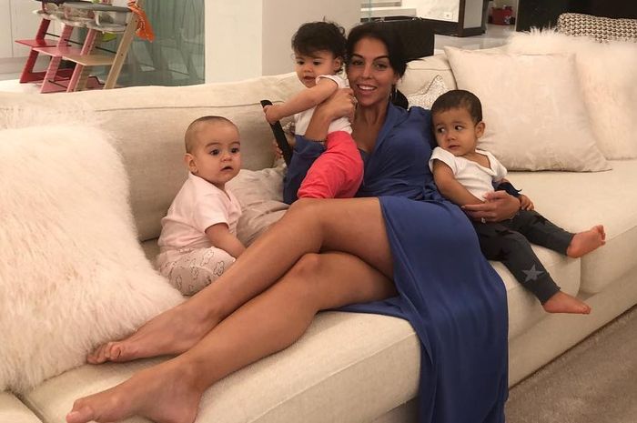 Georgina Rodriguez bersama Alana Martina, Eva Maria dos Santos, dan Mateo Ronaldo