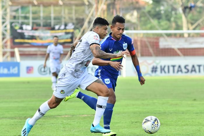 Aksi pemain Tira Persikabo, Ciro Alves pada laga kontra PSIS Semarang, di Stadion Moch Soebroto, Magelang, Jumat (2/8/2019).