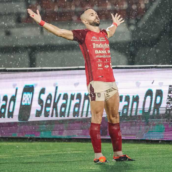 Selebrasi penyerang Bali United, Ilija Spasojevic usai membuka keunggulan lawan PSIS Semarang pada lanjutan pekan ke-28 Liga 1 2023/2024, Jumat (8/3/2024).