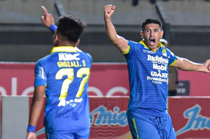 Pemain Persib Bandung, Ghozali Siregar, merayakan gol yang dicetaknya ke gawang Borneo FC pada pekan ke-14 Liga 1 2019.