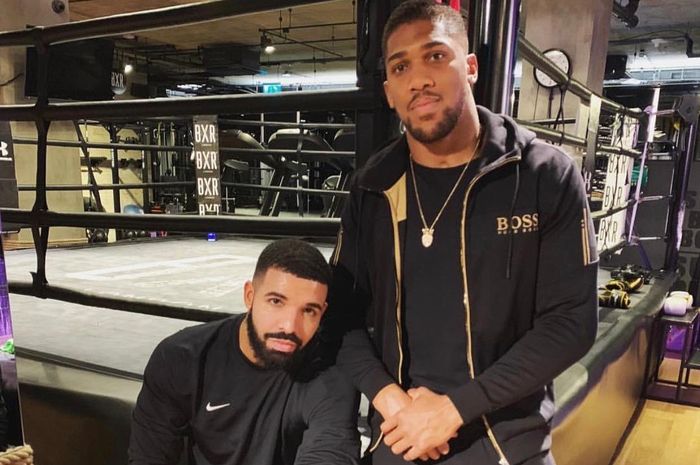 Unggahan foto Anthony Joshua (kanan) saat dirinya berkesempatan berfoto bersama rapper Kanada, Drake, pada 22 Maret 2019.