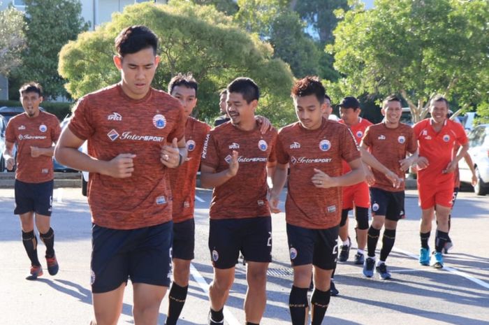 Skuat Persija Jakarta melakukan pemanasan di parkiran hotel Ibis di Hunter Street, Newcastle, New South Walles, Australia, Minggu (10/2/2019).