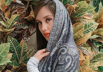 Intip Manisnya Cinta Laura Pakai Mukenah. Banjir Pujian dari Netizen!