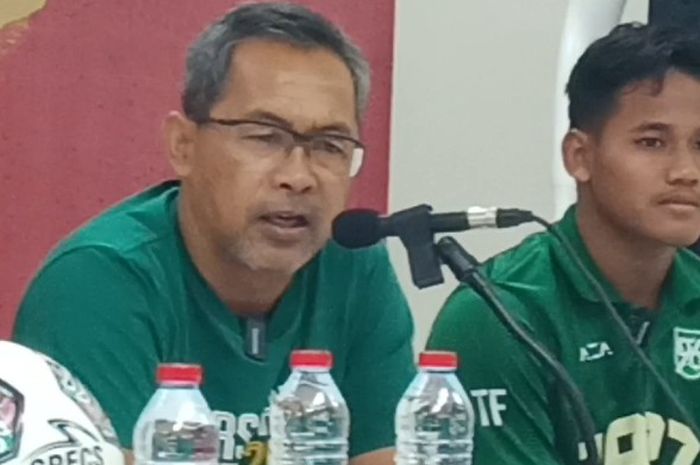 Pelatih Persebaya Surabaya, Aji Santoso tegaskan Bajul Ijo akan tampil habis-habisan melawan Persis Solo di Liga 1 2023.