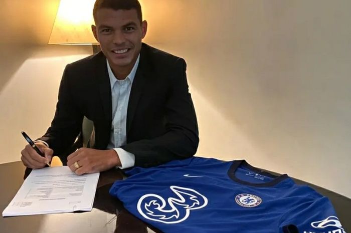 Bek tengah baru Chelsea, Thiago Silva, didatangkan dari PSG.