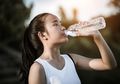 Rasakan Manfaat Minum Air Putih Hangat Setiap Pagi, Moms Akan Terkejut Melihat Perubahan Ini