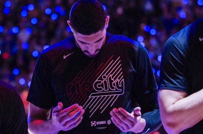 Enes Kanter (Portland Trail Blazers) menjadi salah satu pemain yang harus menjalani ibadah puasa di tengah ketatnya jadwal NBA 2019