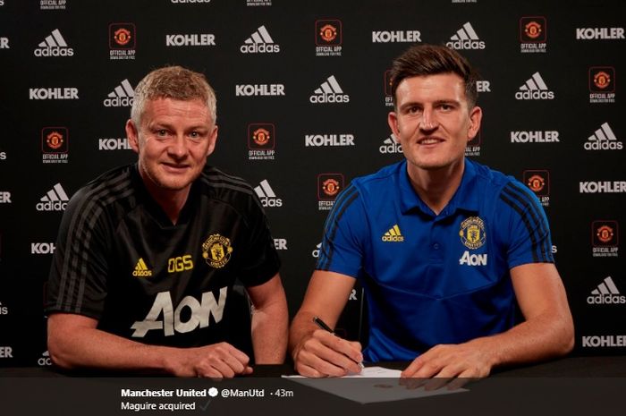 Harry Maguire (kanan) menandatangani kontrak dengan Manchester United didampingi pelatih klub, Ole Gunnar Solskjaer.