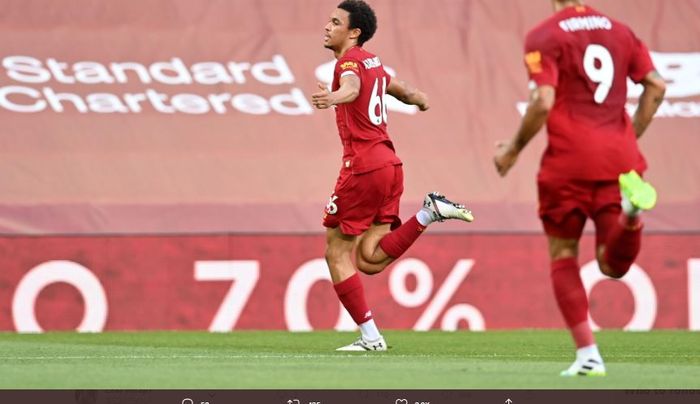 Trent Alexander-Arnold merayakan gol lewat freekick ke gawang Crystal Palace.