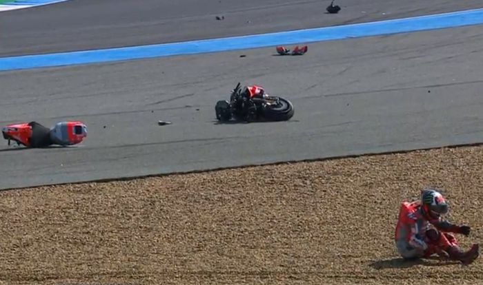 Jorge Lorenzo crash sampai motor terbelah.