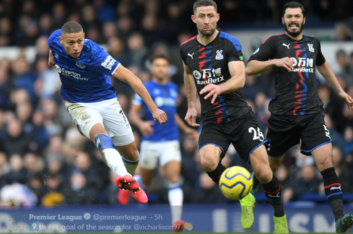 Striker asal Brasil, Richarlison, ketika bertanding mengenakan seragam Everton.