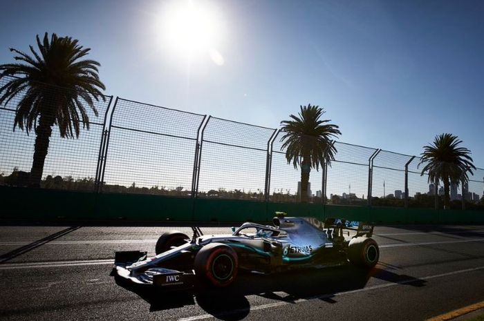 Pembalap tim Mercedes, Lewis Hamiton memacu mobilnya saat sesi latihan bebas F1 2019, di Australia, Jumat (15/3/2019)