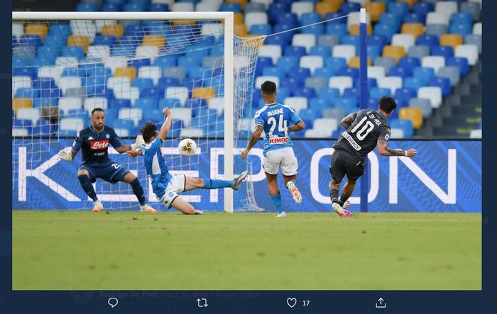 Rodrigo De Paul (10) mencetak gol Udinese ke gawang Napoli di Liga Italia, 19 Juli 2020.
