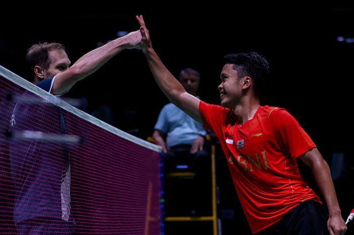 Pebulu tangkis tunggal putra Indonesia, Anthony Sinisuka Ginting, melakukan tos dengan wakil NFBR (Rusia), Ivan Sozonov, yang menjadi lawannya pada pertandingan penyisihan Grup C Sudirman Cup 2021.