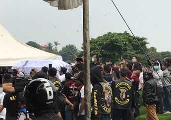 Tangis Keluarga Pecah dan Histeris Saat Jenazah Glenn Fredly Dimasukkan ke Liang Lahat