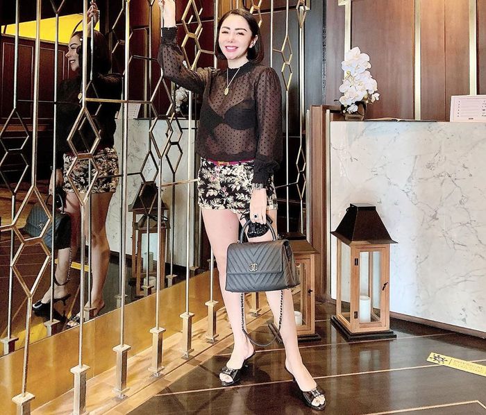 Penampilan seksi Femmy Permatasari saat kenakan busana transparan yang mencuri perhatian