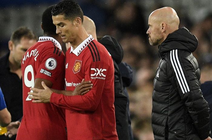 Cristiano Ronaldo saat dimasukkan Erik ten Hag menggantikan Anthony Martial dalam laga Liga Inggris Everton vs Manchester United di Goodison Park (9/10/2022).