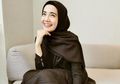 Biasa Tampil dengan Fashion Hijab Syar'i, Tampilan Zaskia Sungkar Pakai Busana Batik dan Celana Jadi Sorotan