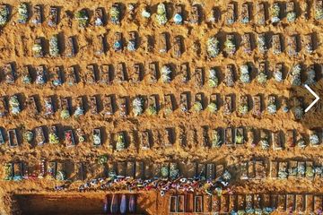 Pemakaman massal di Sao Paulo Brazil.