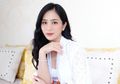 Nikahi Pria 18 Tahun Lebih Tua Dan Diisukan Pindah Keyakinan, Bunga Zainal Tunjukkan Toleransi dengan Ucapkan Selamat Lebaran Pakai Tampilan Serba Putih