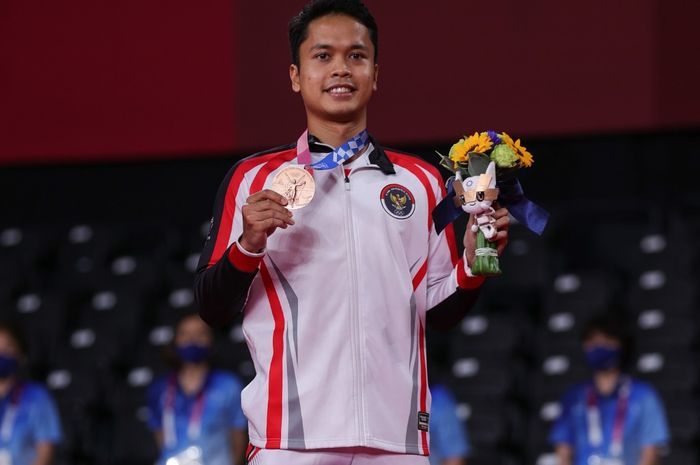 Pebulu tangkis tunggal putra Indonesia, Anthony Sinisuka Ginting, berpose dengan medali perunggu Olimpiade Tokyo 2020 di Musahino Forest Plaza, Senin (2/8/2021).