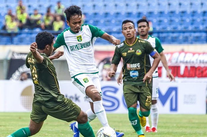 Gelandang Persebaya, Muhammad Hidayat, berebut bola dengan pemain Tira-Persikabo di Piala Presiden 2019.