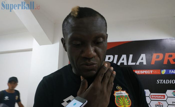 Penyerang Bhayangkara FC, Herman Dzumafo menjawab pertanyaan wartawan seusai laga kontra Arema FC, Sabtu (30/3/2019).