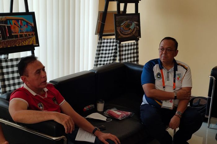 Ketua Umum PSSI Mochamad Iriawan dan Direktur Utama PT Liga Indonesia Baru (LIB) Akhmad Hadian Lukita saat bincang-bincang dengan awak media di area sekitar Stadion Si Jalak Harupat Soreang Kabupaten Bandung, Minggu (28/8/2022)