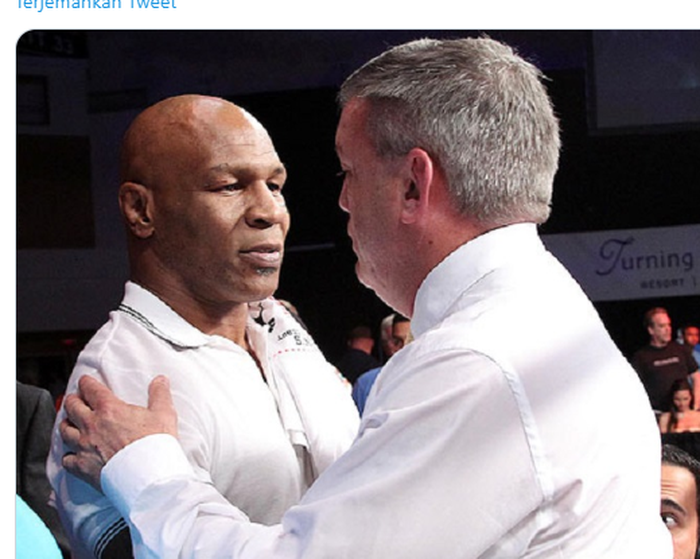 Mike Tyson (kiri) meminta maaf kepada Teddy Atlas (kanan) pada 2013. 