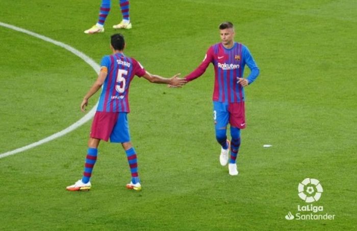 Pemain Barcelona, Sergio Busquets (Kiri) dan Gerard Pique (kanan).