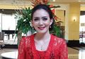 Kembali Dilantik Jadi Anggota DPR RI, Artis Rieke Dyah Pitaloka Kenakan Kebaya Beludru yang Mewah