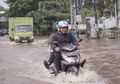 Nggak Cuma Bisa Terperosok Lubang, Bahaya Ini Mengintai Motor yang Sering Terobos Genangan Air
