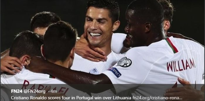 Megabintang timnas Portugal, Cristiano Ronaldo, merayakan gol ke gawang Lithuania dalam lanjutan Kualifikasi Piala Eropa 2020.