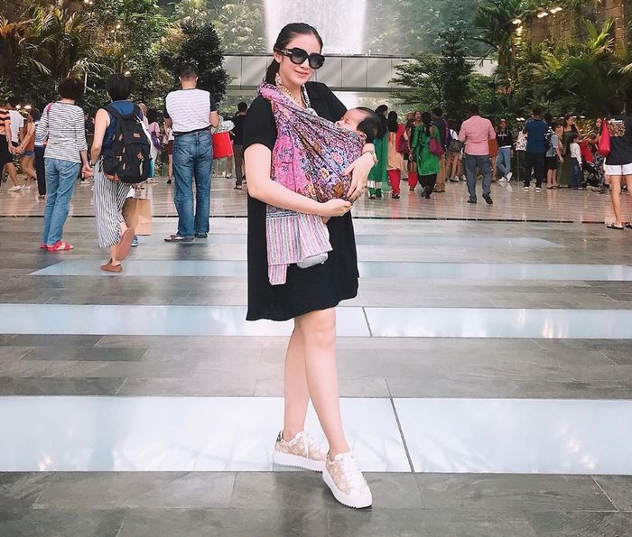Penampilan modis Momo Geisha saat gendong anak pakai kain jarik jadul motif batik