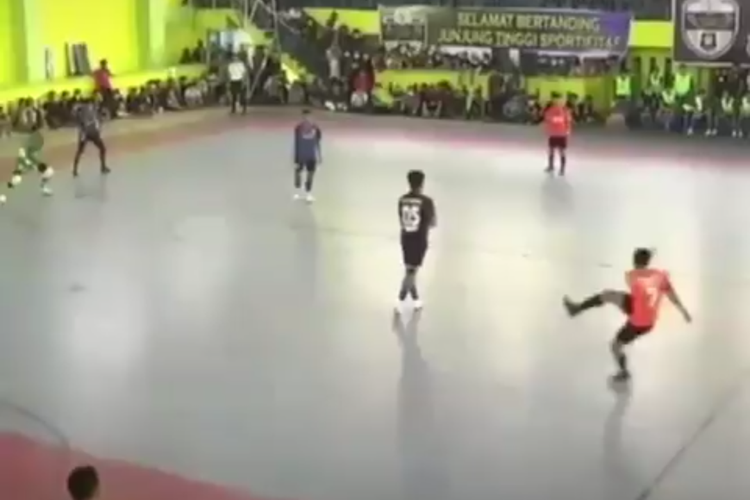 Penonton menyaksikan pertandingan futsal di stadion