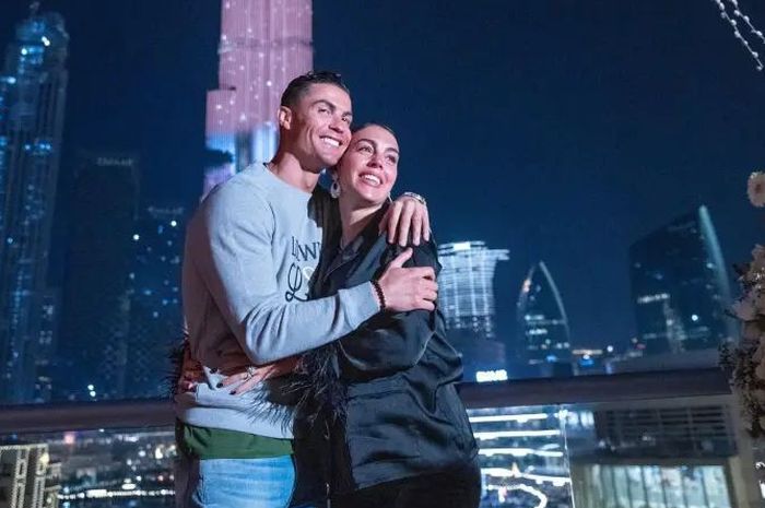 Cristiano Ronaldo dan kekasihnya Georgina Rodriguez berfoto dengan latar belakang Burj Khalifa di Dubai.