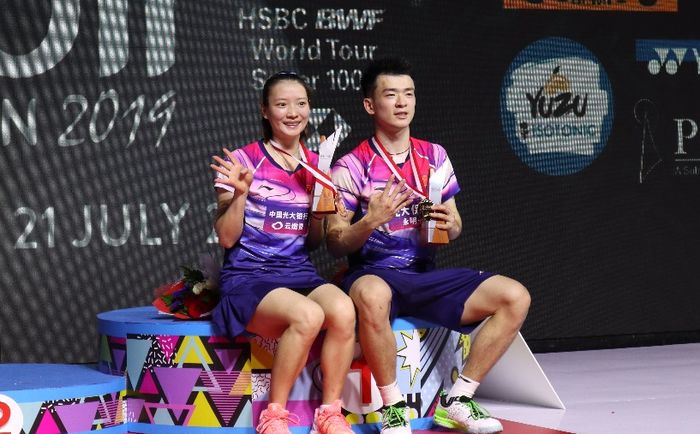 Pasangan ganda campuran China, Zheng Siwei/Huang Yaqiong, berpose di podium kampiun setelah memenangi babak final Indonesia Open 2019 di Istora Senayan, Jakarta, Minggu (21/7/2019).