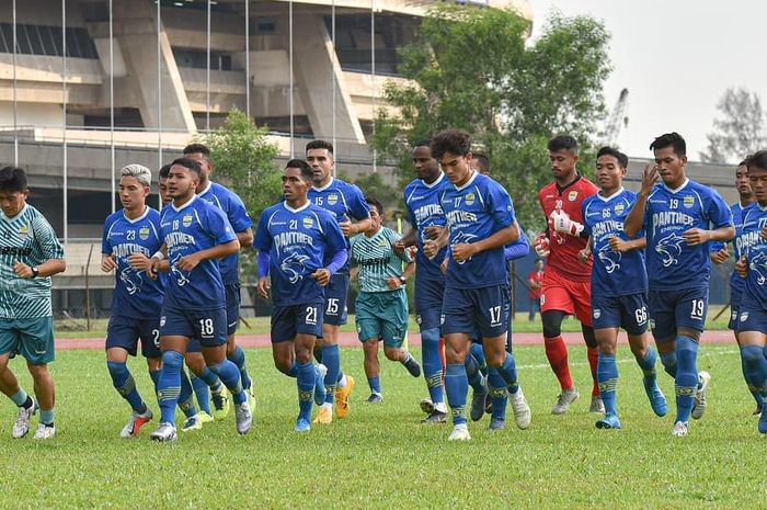 Pemain Persib Bandung berlatih. Persib kini memimpin klasemen Liga 1 2020.