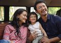 Atiqah Hasiholan Jauhkan Gadget dari Anak, Ternyata Ini Dampak Buruk Gadget pada Si Kecil