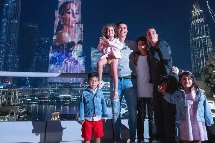 Cristiano Ronaldo dan keluarganya berpose di depan menara Burj Khalifa di Dubai yang menampilkan ucapan selamat ulang tahun untuk sang kekasih, Georgina Rodriguez.