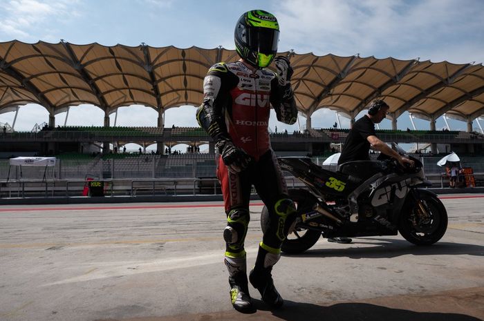 Pembalap LCR Honda, Cal Crutchlow, saat menjalani uji coba di Sirkuit Sepang, Malaysia.