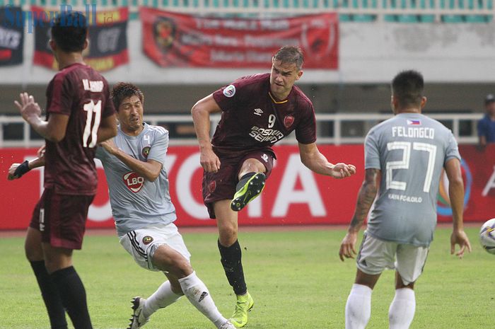 Upaya penyerang PSM Makassar, Eero Markkanen melepaskan tembakan ke gawang Kaya FC pada lanjutan PIala AFC 2019, di Stadion Pakansari, Kabupaten Bogor, Selasa (2/4/2019).