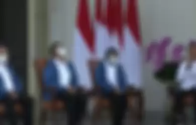 Para menteri memakai jaket berwarna biru. Tak lupa, mereka juga terlihat mengenakan masker dan face shield.