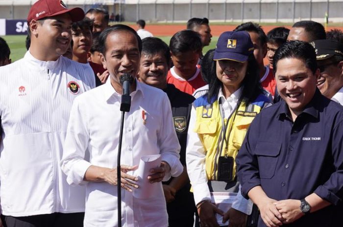 Presiden RI, Joko Widodo alias Jokowi bersama Ketua Umum PSSI, Erick Thohir dalam kunjungan proses seleksi timnas U-17 Indonesia di Stadion Si Jalak Harupat, Kabupaten Bandung, Jawa Barat, Rabu (12/7/2023).