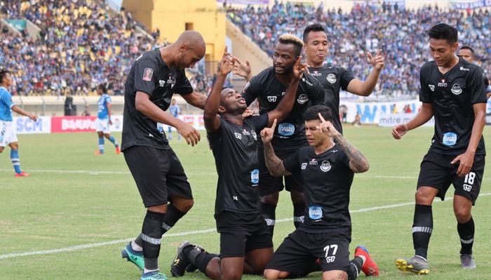 Para pemain Tira- Persikabo merayakan gol yang dicetak oleh Osas Saha ke gawang Persib Bandung di Piala Presiden 2019.