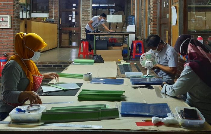 Kegiatan produksi pelindung wajah di workshop Magno-Spedagi.