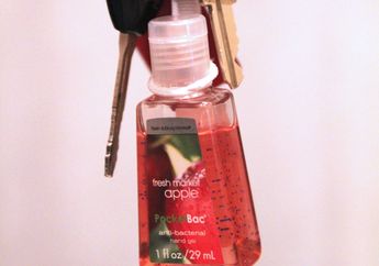 Anti Hilang, Ikuti DIY Bikin Gantungan Hand Sanitizer Super Mudah Ini!