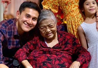 Berziarah, Vino G Bastian Rindukan sang Ibunda yang Telah Berpulang: Happy Birthday Mom!